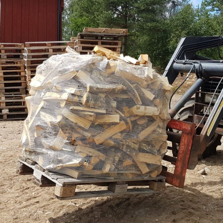 Torr björkved staplad på pall